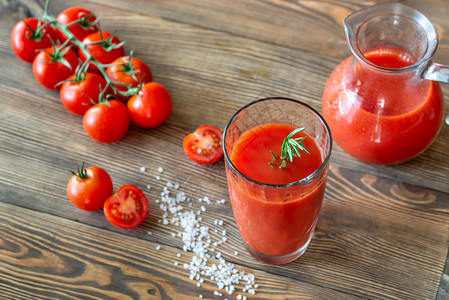 一杯番茄汁加樱桃西红柿图片