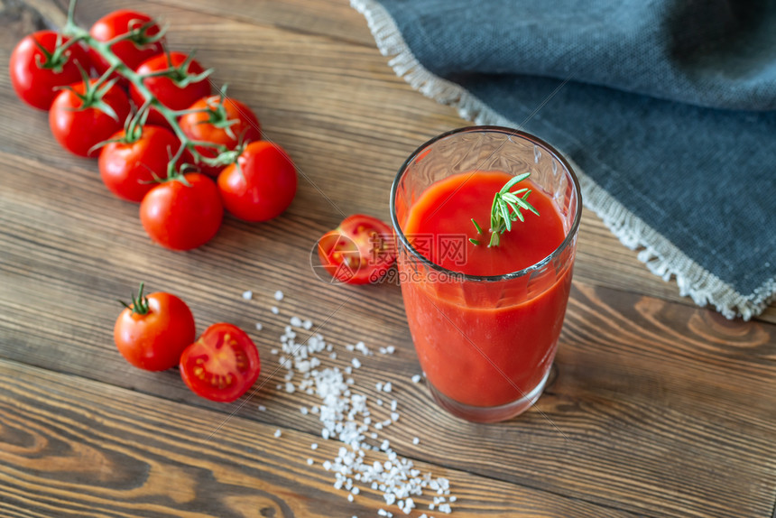 一杯番茄汁加樱桃西红柿图片