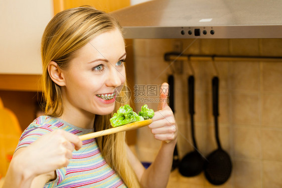 厨房煮饭的女师炒饭冷冻的蔬菜和口味做美意大利面饭的女厨师晚烤锅里的炒菜图片