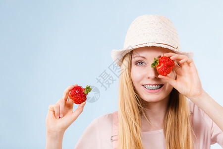 快乐的年轻少女准备过暑假穿着粉红衣服戴甜果红草莓的太阳帽快乐年轻少女图片