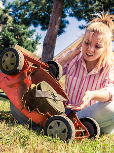 疯狂女孩园艺女丁用割草机修绿坪对破碎的割草机有问题背景