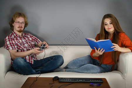 男人玩电子游戏女人看书玩游戏男看书图片