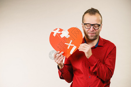 成年男子心碎在灰色上成年男子心碎图片素材