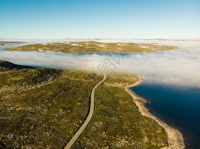 空中视图穿过Hardangervidda山高地湖上云层早晨时间挪威地貌旅游者Hardangervidda路线穿过挪威Hardan图片