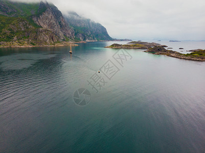 在挪威Henningsvaer地区FjordVjestfjordLofoten岛Henningsvaer地区FjordVjest图片