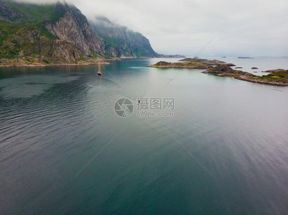 在挪威Henningsvaer地区FjordVjestfjordLofoten岛Henningsvaer地区FjordVjest图片