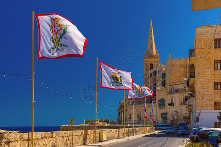 在马耳他瓦莱塔老城马耳他瓦莱塔配有马耳他主权军事教团全体大主旗帜的盛装街道饰马耳他瓦莱塔老城的街道图片