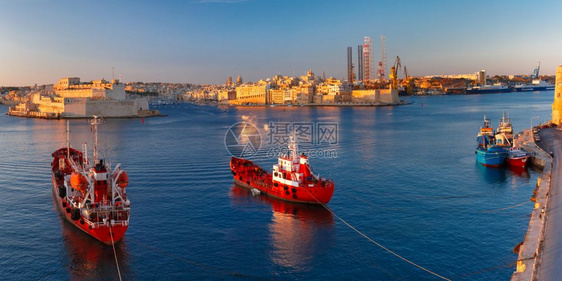 瓦莱塔和格兰德港的古代防御线全景有船只和三个城市加固的城市比尔古森格莱拉和科斯皮库亚在黎明时为马耳他瓦莱塔和大港在黎明时为马耳他图片
