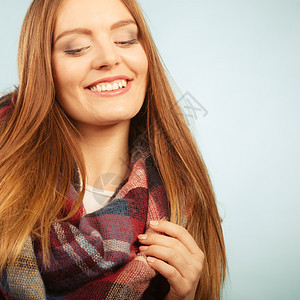 穿着暖秋衣羊毛的年轻长发女子穿着蓝色围巾羊毛衣的妇女穿着温暖秋日服装穿着羊毛衣的年轻长发女郎穿着温暖秋日服图片