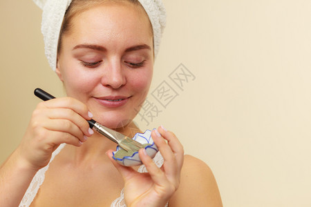 皮肤护理妇女用刷泥蒙面女孩用油的肤色美容治疗妇女用刷泥蒙面图片