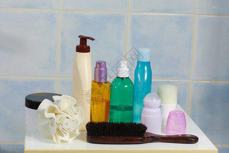 身体和皮肤护理卫生概念浴室里装有液肥皂或洗涤化妆品的瓶子图片