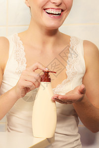 女在浴室用润湿剂乳油滑在身体上涂润滑剂美容治疗皮肤护理水治在身体上涂润滑剂奶油的妇女图片