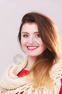 年轻长发的肖像微笑着女妇穿红色衣服温暖的羊毛围巾背景图片