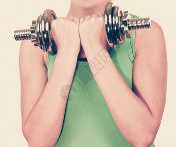 健身闭合的过滤照片妇女用哑铃做运动适合健身的女孩举重体力图片