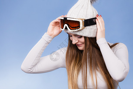 穿着热内衣滑雪的女子图片