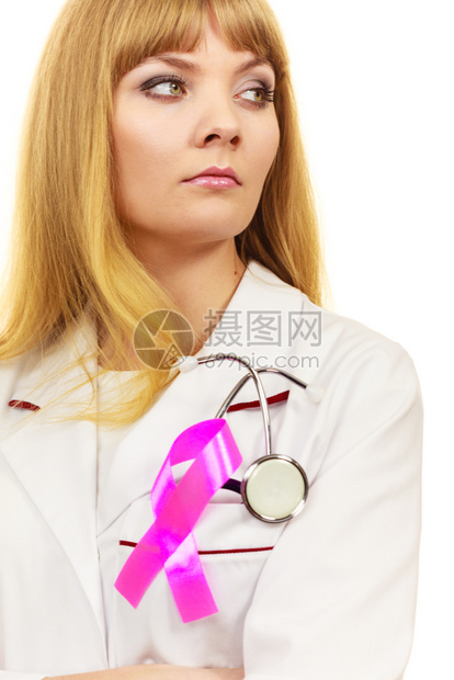 胸前带有听诊器和粉色丝带辅助标志的女医生保健对乳腺癌认识概念的药物带有粉色丝辅助标志的女医生带有粉色丝辅助标志的女医生图片