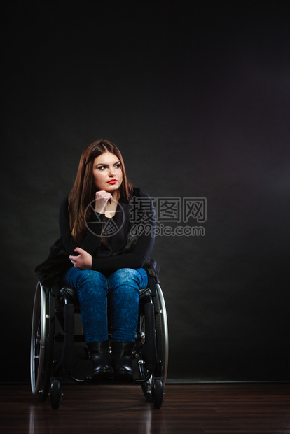 残疾悲哀病剧概念轮椅上的悲伤女孩坐在移动椅上随意穿衣的年轻华丽女士坐在轮椅上的悲伤女孩坐在轮椅上的悲伤女孩图片