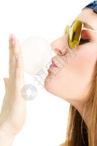 有趣的闲暇者概念有趣的女孩吹气球甜的泡年轻女士有美丽太阳镜图片