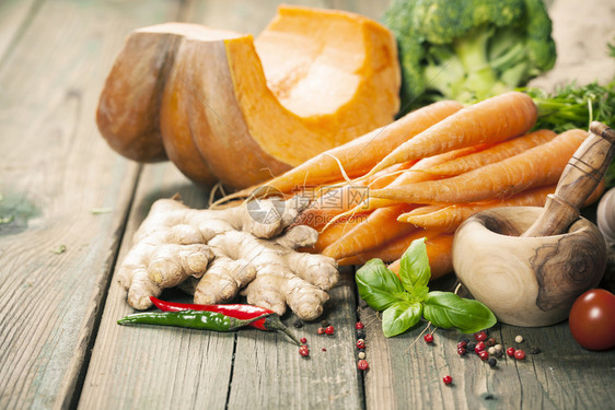 健康食品烹饪背景蔬菜原料新鲜园艺胡萝卜洋葱南瓜姜和生木本底香料温暖舒适的秋天概念图片