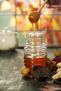 暖和舒适的秋天概念蜂蜜罐南瓜香料和茶叶木制窗边暖和舒适的秋天成分蜂蜜罐南瓜和香料秋天收获概念与蜂蜜一起的秋天成分温暖和舒适的秋天图片