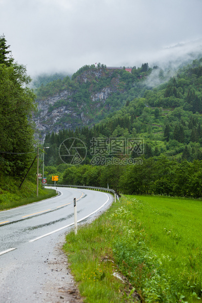 穿过挪威山的通路雾雨日美丽的绿色夏季风景旅行和游图片