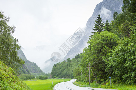 穿过挪威山的通路雾雨日美丽的绿色夏季风景旅行和游图片