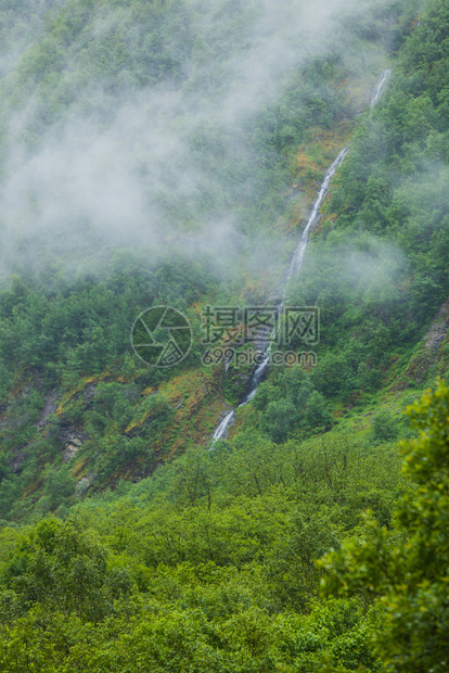 山上瀑布雾雨日美丽的绿色夏季风景旅行和游山地雾日挪威的瀑布图片