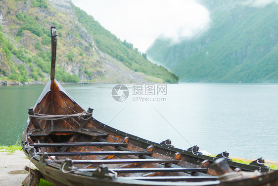 诺维坚自然的海岸上老木制维京船雾的一天山和fjordSognefjord旅游和概念挪威自然的老木制维京船图片