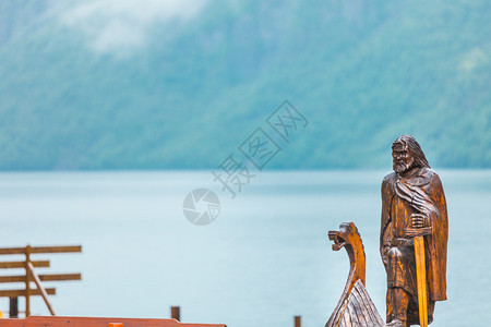 诺维坚自然的海岸上老木制维京船雾的一天山和fjordSognefjord旅游和概念挪威自然的老木制维京船图片