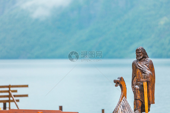 诺维坚自然的海岸上老木制维京船雾的一天山和fjordSognefjord旅游和概念挪威自然的老木制维京船图片