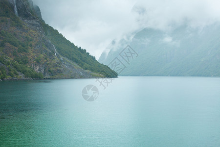 挪威斯堪的纳维亚山区和fjordSognefjord雾日雨季挪威斯堪的纳维亚山区和fjordSognefjord图片