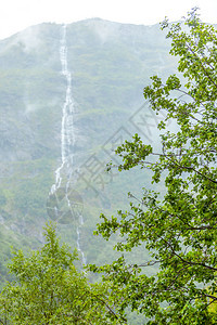 山上瀑布雾雨日美丽的绿色夏季风景旅行和游山地雾日挪威的瀑布图片