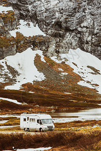 在挪威山地景观旅游度假露营房车图片