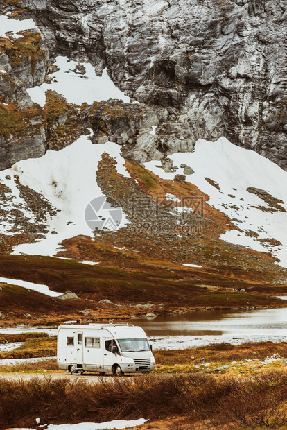 在挪威山地景观旅游度假露营房车图片