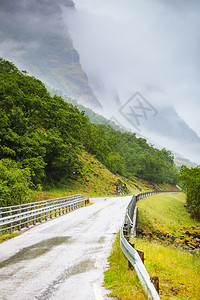 挪威夏季风景优美的山脉和道路图片