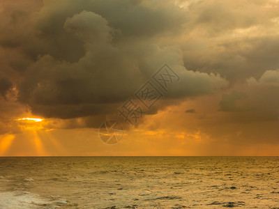 日落时美丽的海景太阳在水中反射许多乌云日落时美丽的海景图片