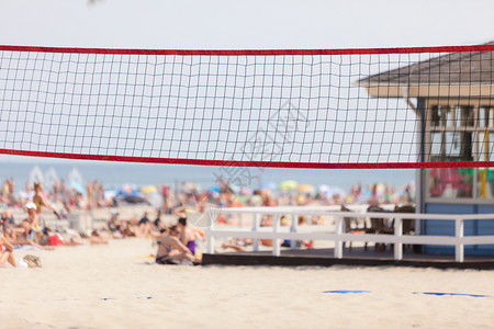夏季运动理念概沙滩上的排球网阳光明媚的暑假日沙滩上的排球网夏季比赛图片