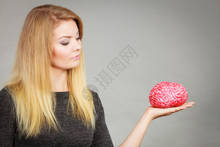 女思考和持有假大脑图片
