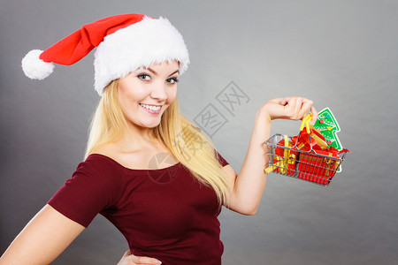 快乐的女士带着圣诞树和礼物拿着购车快乐的女士带着圣诞礼物拿购车图片