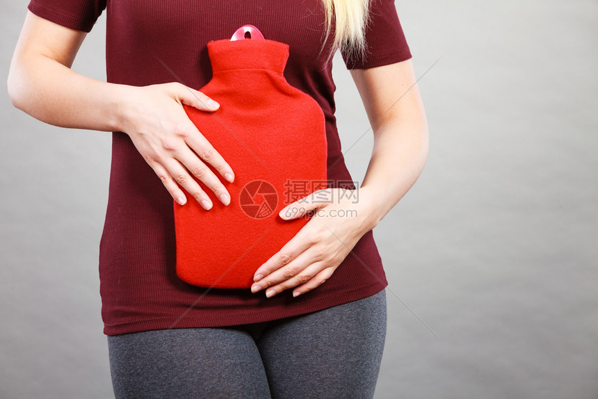 女腹部疼痛有热红水瓶腹部有热红水瓶卫生保健止痛的治疗概念胃痛的女孩有热水瓶图片
