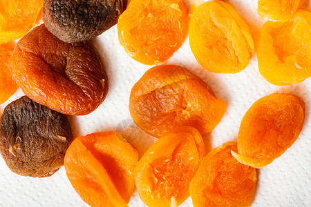 食品概念详细关闭橙色不同树荫的干杏子图片