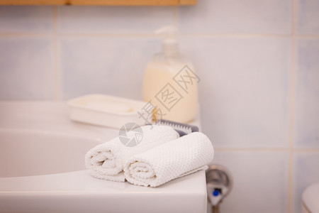 洗手间卫生用品和配件概念两条毛巾瓶装肥皂和水槽上泵的瓶肥皂两条毛巾图片