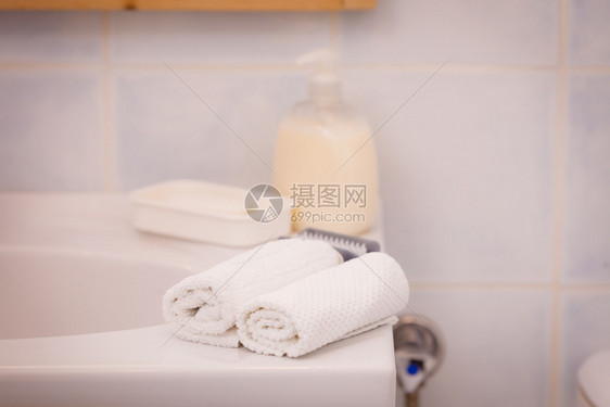 洗手间卫生用品和配件概念两条毛巾瓶装肥皂和水槽上泵的瓶肥皂两条毛巾图片