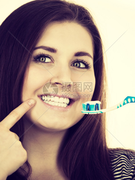 手持牙刷并粘着膏的女人准备打扫牙齿的正女孩口腔卫生图片