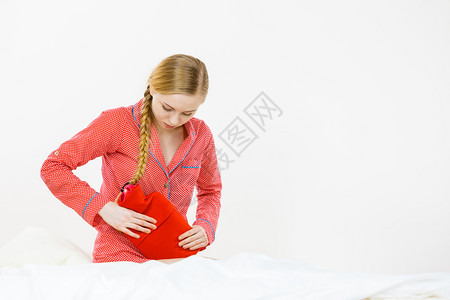 疼痛期和月经抽筋问题概念妇女躺在床上肚子抽筋热水瓶的感觉非常不适图片