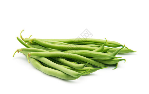 在白色背景上被孤立的少数绿色法国豆子图片