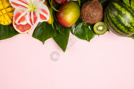 具有创意的公寓与热带水果和植物的粉红背景图片
