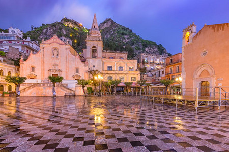 4月9日在Taormina广场的Taormina和SanGiuseppe教堂的Belvedere和SanGiuseppe教堂位于图片