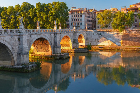 圣安吉尔桥意大利罗马日落时在蒂贝尔河有镜像反射图片