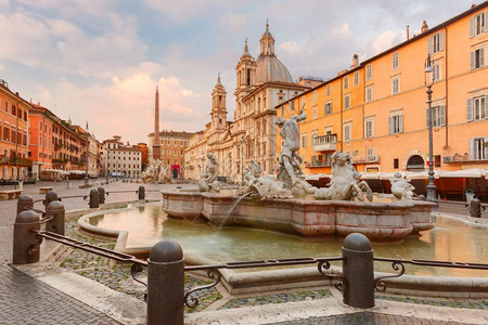 清晨在意大利罗马著名的纳沃广场埃及方尖碑和圣艾格尼西教堂的四河喷泉清晨在意大利罗马的纳沃广场图片